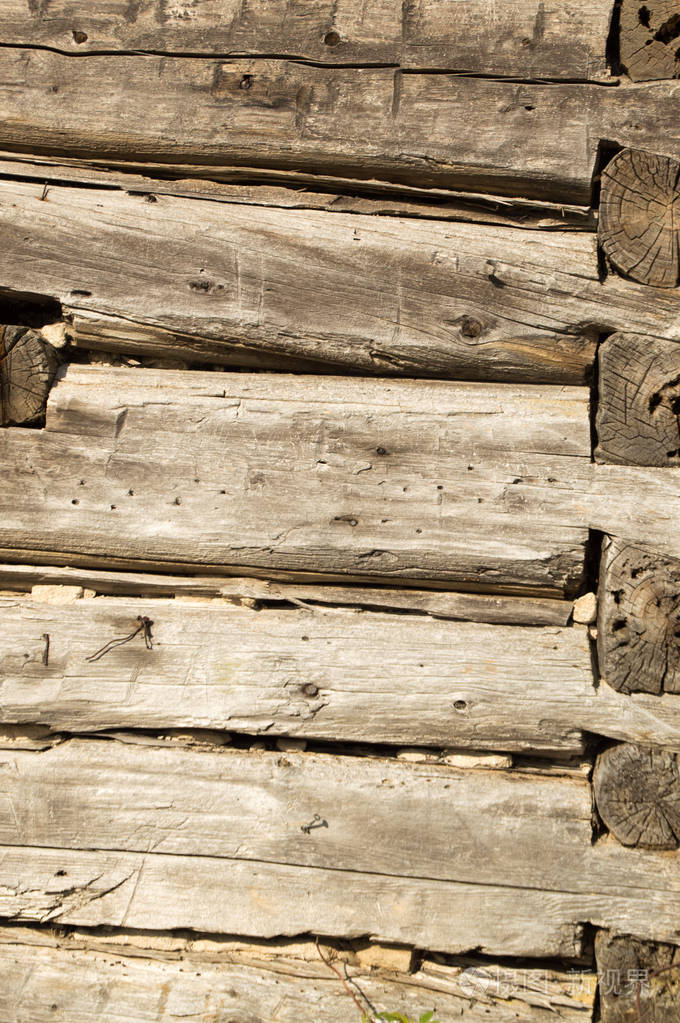 旧原木在古董废弃的木屋墙上