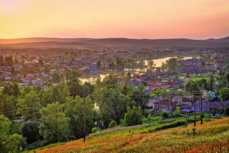 日落时从山顶俯瞰Chernoistochinsksverdlovsk地区的村庄。