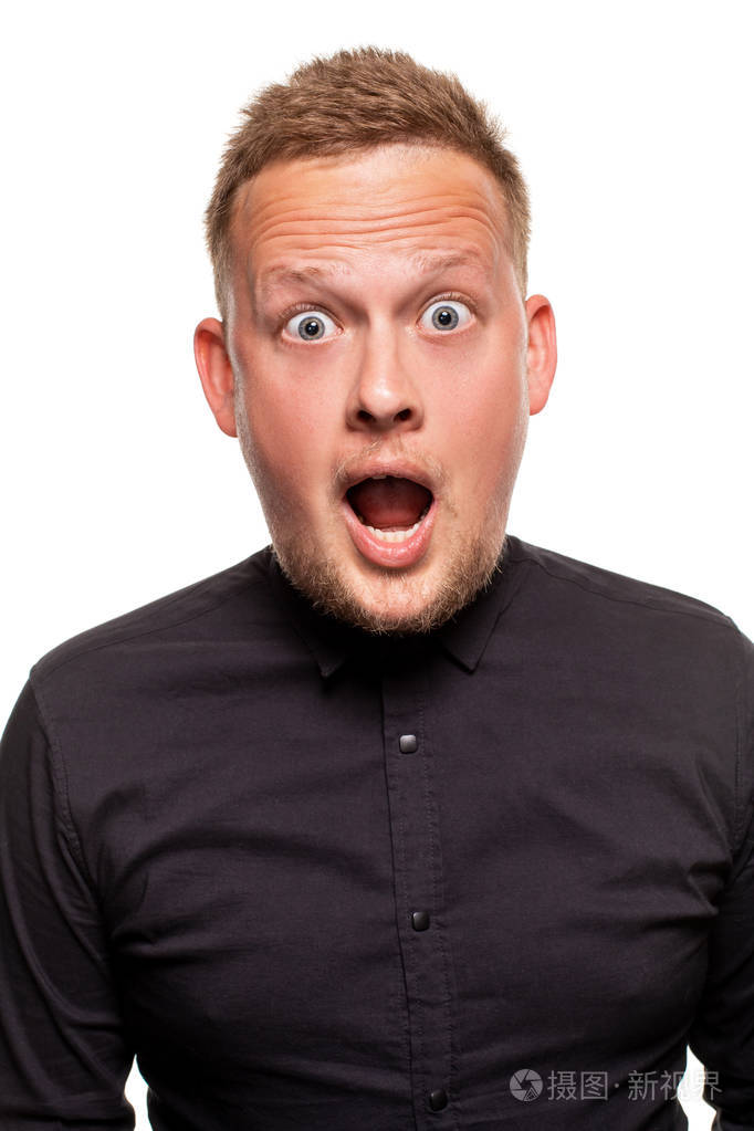 竖拍惊呆了惊呆了年轻的雄嘴睁开了嘴巴感到惊讶和激