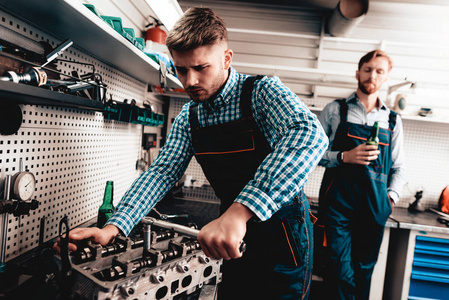 扳手在工程年轻的汽车机械师在车库里修理细节. 扳手使用概念.