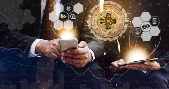 比特币和加密货币投资概念商人使用手机应用程序与另一位交易员在现代图形界面上交易比特币BTC。 区块链和金融技术。