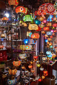 土耳其装饰灯具在土耳其伊斯坦布尔的大集市上出售