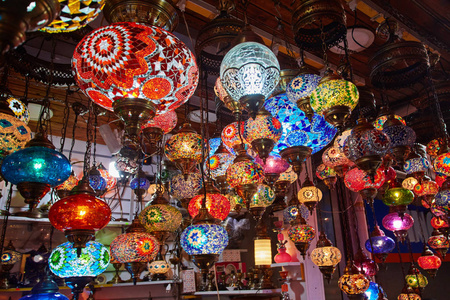 土耳其装饰灯具在土耳其伊斯坦布尔的大集市上出售
