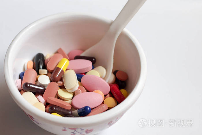 一碗药丸片胶囊白色背景
