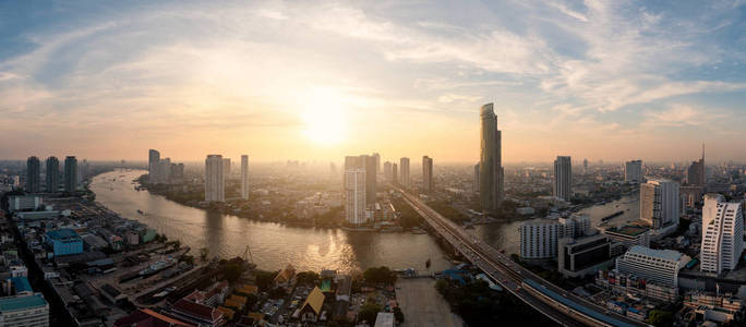 曼谷城市潮法拉河景观，傍晚鸟瞰。 曼谷市区夜间酒店和泰国首都的居民区。