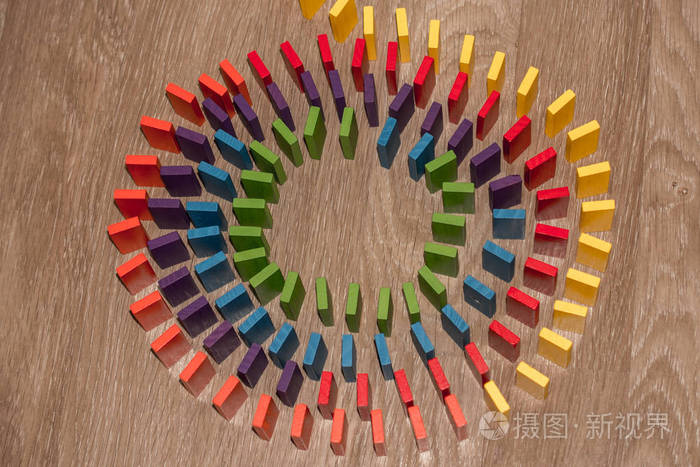 彩色多米诺骨牌块在白色背景上的线条上