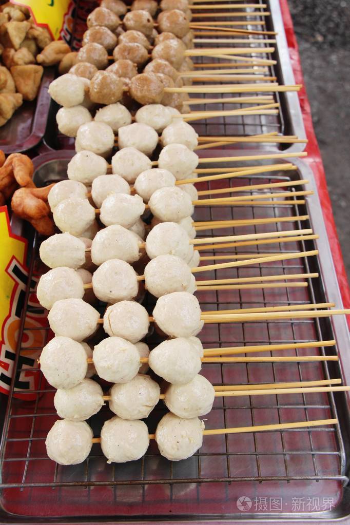 烧烤肉丸在街头美食中很好吃