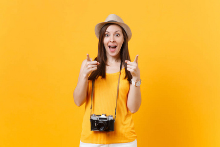 快乐旅行者旅游妇女夏季休闲服装帽子与复古老式照片相机隔离在黄色橙色背景。 女孩出国旅行周末度假。 空中飞行概念