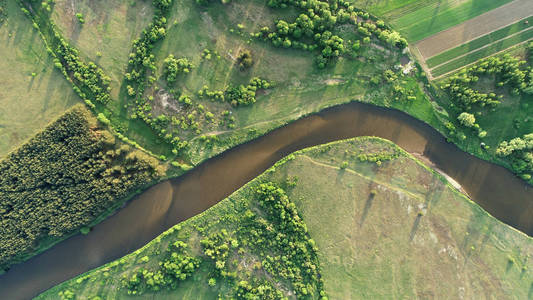 春天美丽的天然河流的鸟瞰图
