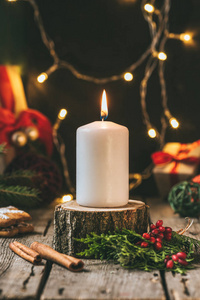 圣诞蜡烛放在木桩上，有浅色花环