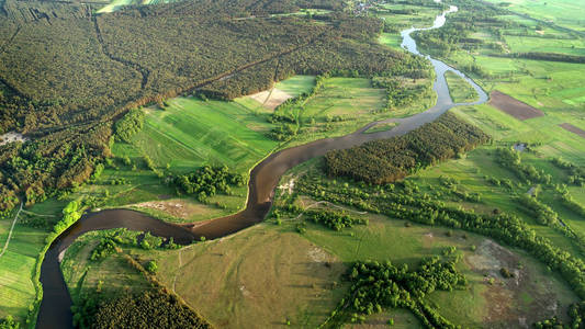 春天美丽的天然河流的鸟瞰图