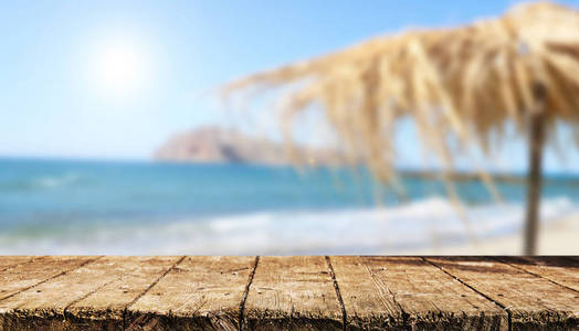 空木桌，背景为异国沙滩