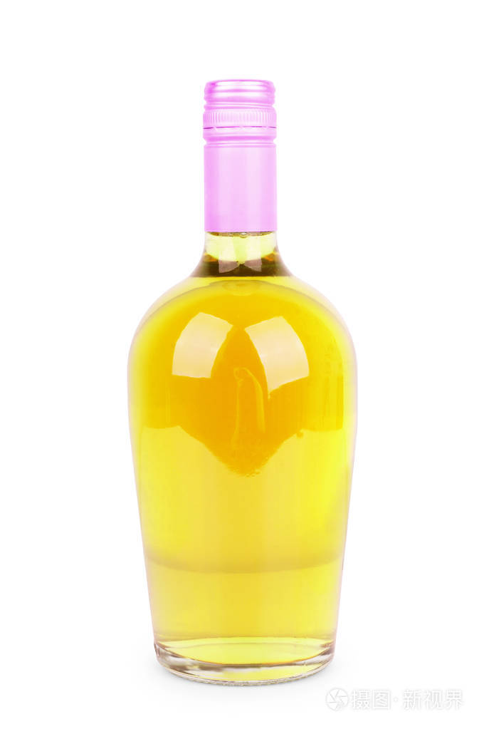一瓶白色背景酒精饮料