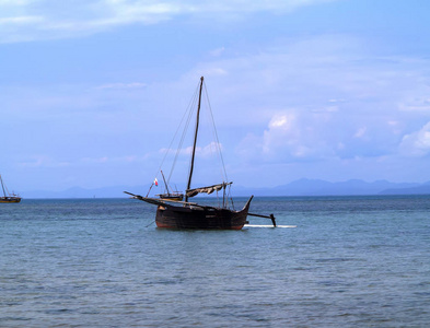 爱管闲事的马达加斯加，2016年11月2日，船在一个风景如画的海湾，印度洋，诺斯是马达加斯加，11月2日。 2016