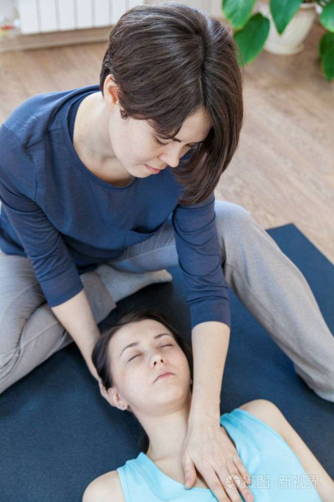 训练师做特殊治疗与身体接触