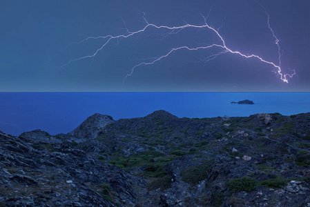 西班牙日落时海面上的一场电暴