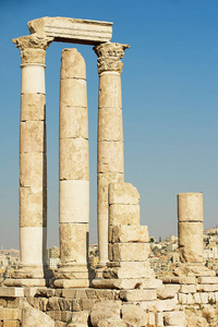 在安曼约旦安曼城堡的古老石柱。