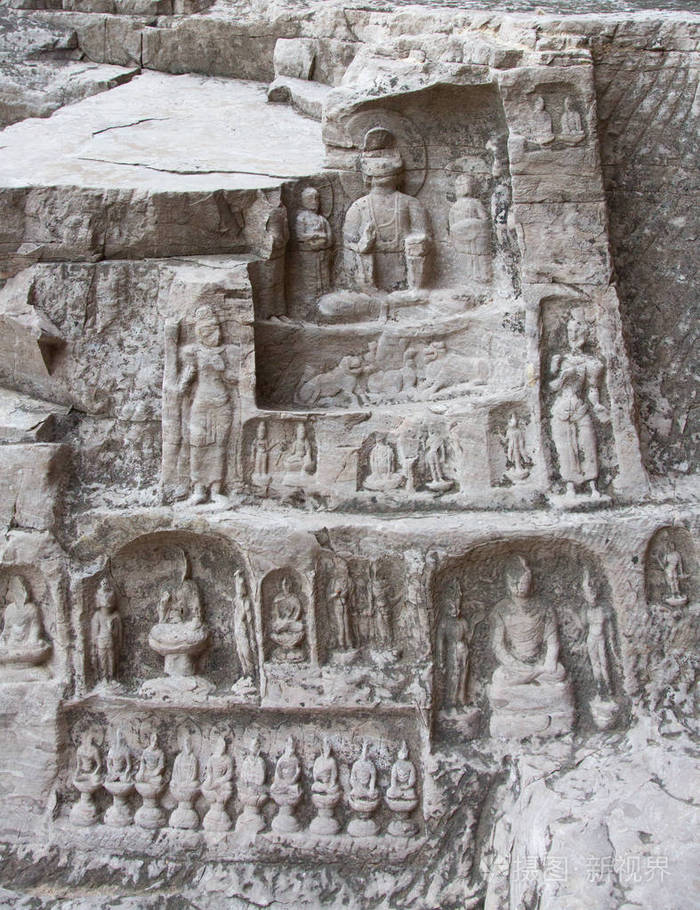 著名的龙门石窟(佛像和菩萨像雕刻在中国亨尼省洛阳附近的巨石上)