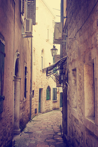 狭窄的街道，在古老的砖楼之间，颜色鲜艳