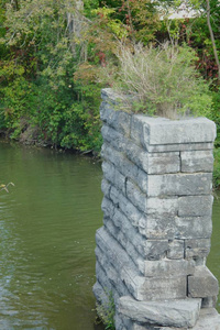 从附近的一座桥上射出的河流右侧的岩石结构