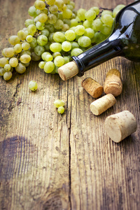 木桌上的葡萄酒葡萄和软木塞