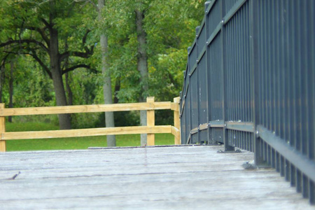 下午在公园的一座桥栏杆上的选择性聚焦镜头，框在右侧