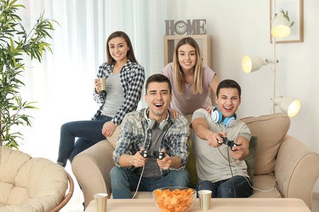 在家玩电子游戏的年轻人照片