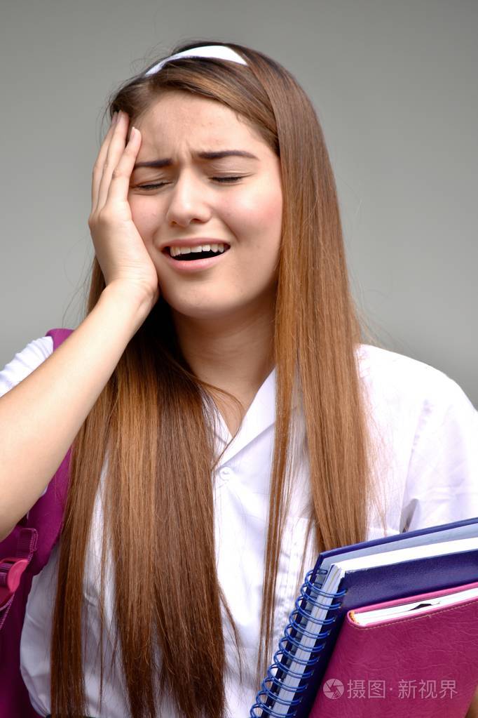 一个哭泣的女孩学生