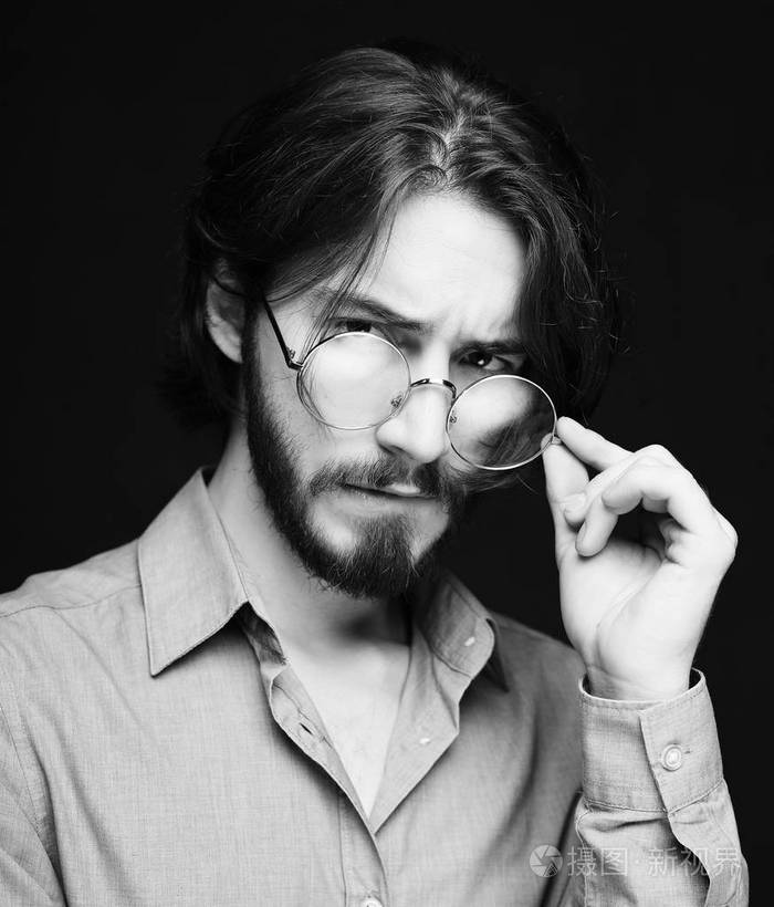 戴眼镜肖像黑白相间的漂亮男人