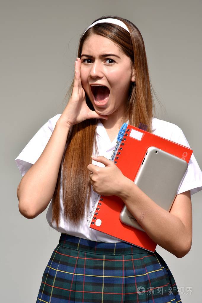 一个女学生大喊大叫