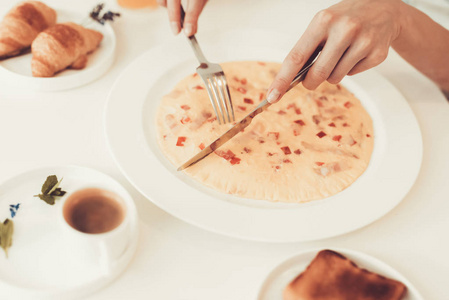 早餐概念.早晨坚果.餐桌上有厨具.刀叉.准备吃饭.餐盘.健康食品.