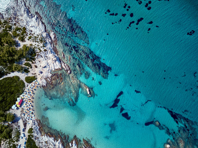 美丽的海滩和岩石海岸线顶部鸟瞰无人机射击，希索尼亚，希腊