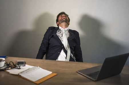 剥削剥削工人的人年轻美丽和强调的企业妇女工作不堪重负和郁闷在办公