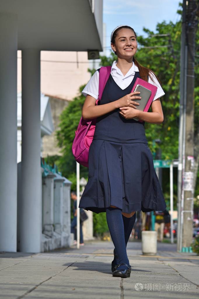 女学生青少年步行上学