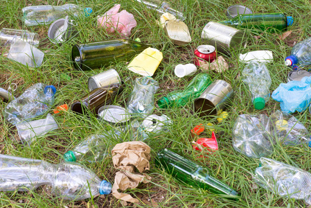 垃圾，如塑料和玻璃瓶罐头罐头和草纸