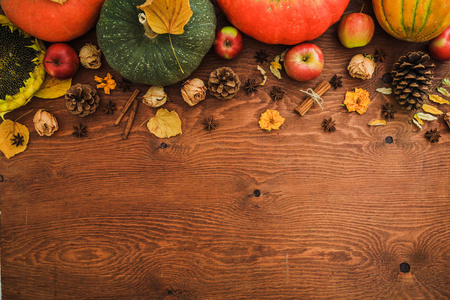 感恩节，秋季背景..南瓜，甜瓜和苹果水果的木制背景。平躺，俯视