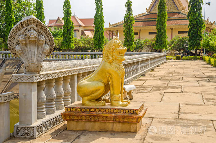 柬埔寨前首都乌东柬埔寨五个头头的纳加和一只狮子，被描绘为守护雕像，入口的贵宾式杜拉佛教冥想