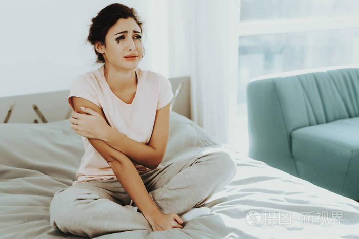 孤独的女人用流动的睫毛膏独自哭泣不愉快的假期悲伤的周末眼泪在脸上