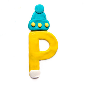 白色背景冬帽上的黄色塑料字母p英文字母