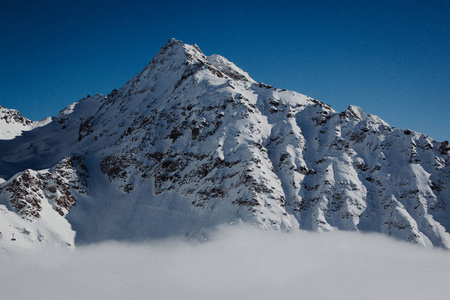 冬天雪板山白云