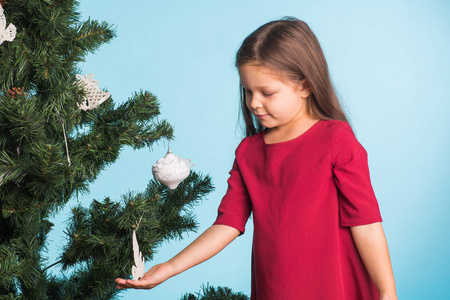 蓝色背景圣诞树的小女孩