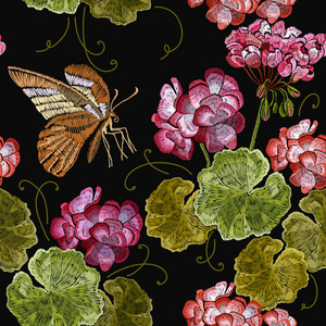 刺绣天竺葵花和蝴蝶无缝图案。 衣服模板t恤设计