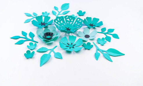 用纸做的蓝色的花和叶。 手工最喜欢的爱好。 白色背景。