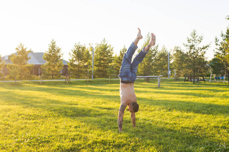 瑜伽, 健身和健康的生活方式概念人做一个倒立在夏天自然