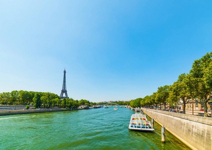 塞纳河与世界著名的埃菲尔铁塔的背景在一个晴朗的日子。 法国巴黎