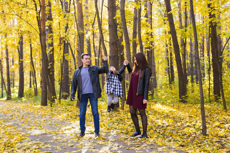 父母, 秋天和人概念秋天公园的年轻家庭快乐