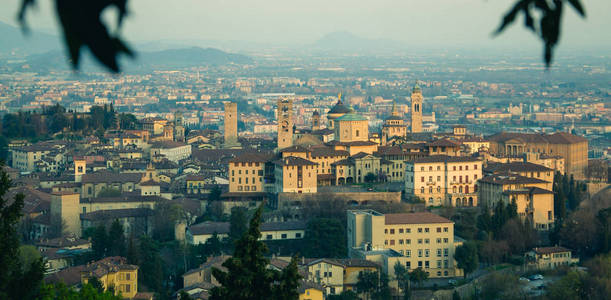意大利老伯加莫市西塔阿尔塔的全景。