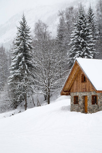 法国阿尔卑斯山积雪的小屋