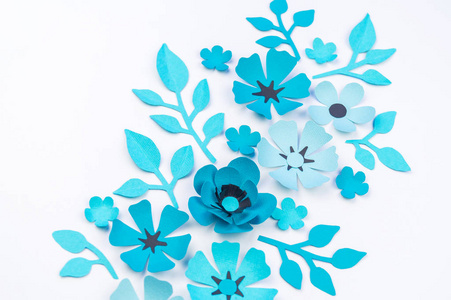 用纸做的蓝色的花和叶。 手工最喜欢的爱好。 白色背景。