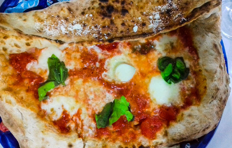 意大利比萨饼，上面有罗勒莫扎雷拉和番茄
